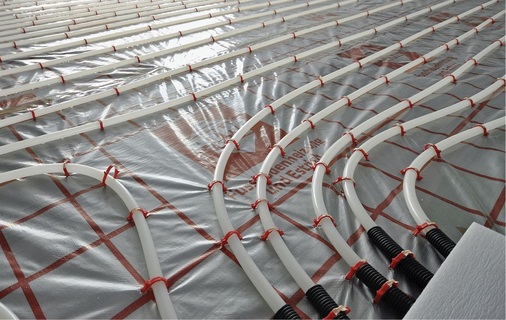 Bei einem klassischen Fußbodenheizungssystem mit Nassestrich bleibt ggf. für eine Dämmung von Anbindeleitungen genug Spielraum.