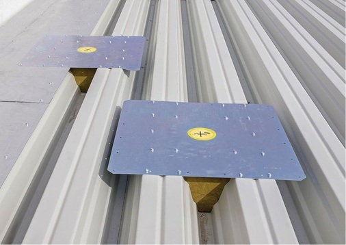 Unverzichtbar beim Trapezblechdach: Der Dampfsperrenanschluss minimiert das Eindringen von Wasserdampf.