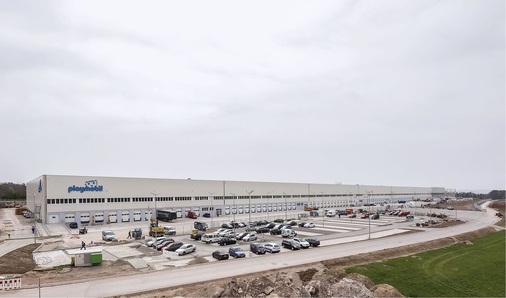 Das neue Playmobil Logistikzentrum: Insgesamt 128 Dachwassereinläufe und 96 Notüberläufe führen in Verbindung mit 2500 m Rohrleitungssystem 2900 l Regenwasser pro Sekunde ab.