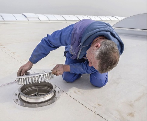 Der Monteur befestigt den Laubfang und die integrierte Funktionsscheibe mit einer Flügelmutter. Die fein gerasterte Scheibe soll Blätter und groben Schmutz abhalten.