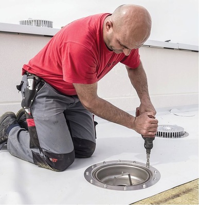 Zur Abdichtung werden die Flanschdichtung und die Dachabdichtungsfolie mit einem ringförmigen Befestigungsflansch auf dem Dachwassereinlauf festgeschraubt.