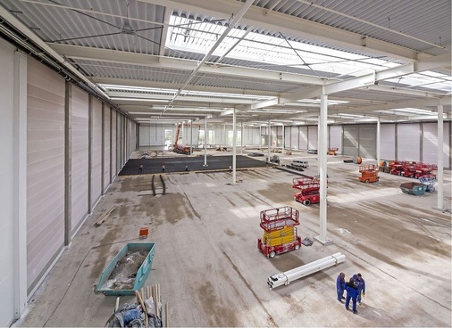 Kaum durchlaufende Rohre: Dank der überwiegend waagerecht und deckennah verlaufenden Leitungen bleibt nahezu der gesamte Lagerraum frei von Entwässerungsrohrleitungen.