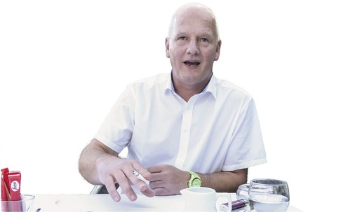 “Kai-Uwe Hollweg ist persönlich haftender Gesellschafter der Cordes & Graefe KG und Geschäftsführer der Holding der GC-Gruppe in 28816 Stuhr, Telefon (04 21) 20 29-0, www.gc-gruppe.deKai-Uwe Hollweg: „Ohne Vertrauen zwischen Handwerk, Handel und Industrie ist keine gemeinsame Marktentwicklung möglich. Ohne Transparenz im Vertriebsprozess gibt es keine Vertrauensbasis. Der Schlüssel zum Erfolg ist die übergreifende strategische Abstimmung und die Vernetzung der Kooperationspartner. Nur so k­önnen wir den Markt gemeinsam entwickeln und unseren Anteil ­am Konsumpotenzial erhöhen.“