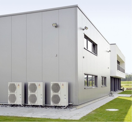 Die Ecodan Luft/Wasser-Wärmepumpen-Kaskade mit drei Außengeräten erzeugt bei Contura Wärme für die Fußbodenheizung und die Bauteilaktivierung.