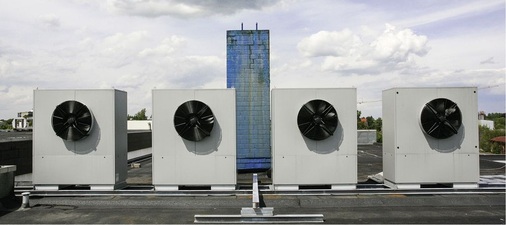 Eine platzsparende Möglichkeit zur Aufstellung von Luft/WasserWärmepumpen bei einer energetischen Sanierung ist das Dach.
