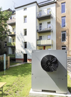 Dimplex-Luft/Wasser-Wärmepumpe LA 40TU im Hinterhof eines sanierten Mehrfamilienhauses in Leipzig.
