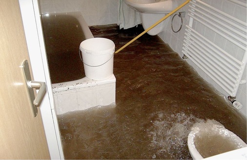 Überflutung des Kellers durch Wasserrückstau lässt sich mit Rückstauverschlüssen und ­Hebeanlagen verhindern.
