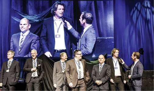 Bühnenreif: Die Richter+ Frenzel-Geschäftsführung: (v.l.) Dr. BerndMichael Brunck, ­Wilhelm Schuster, ­Robert Oberberger, Sven Kutzki, ­Sabino Bratta, Bernd Münch und Moderator Markus Othmer.