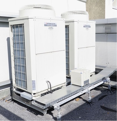 Der Blick hinter die Schalldämmwände zeigt die VRF-Geräte der Citi-Multi-Serie. Für ­weiteren Ausbau ist noch Platz vorhanden.