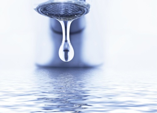 Die Norm DIN EN 1717 regelt den Schutz des Trinkwassers im Leitungssystem vor der Verunreinigung durch Nichttrinkwasser. - © unclepodger/iStock
