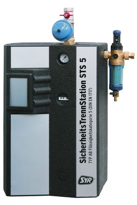 Die Syr-Sicherheitstrenn­station STS 5 schützt Trinkwasser vor Nichttrink­wasser nach DIN EN 1717 bis ein­schließlich Flüssigkeitskategorie 5.