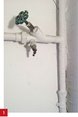 Die Grenzwerte zu Blei im Trinkwasser sind schon heute einzuhalten, auch wenn die UBA-Positivliste noch nicht als Bewertungsgrundlage scharf geschaltet wurde. Installationen aus Blei wie diese sind ­ohnehin zu entfernen.