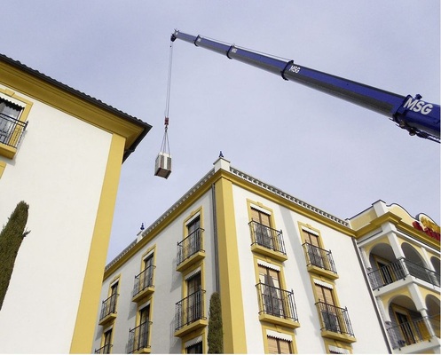 Auch beim zweiten Themen­hotel des Vergnügungsparks, dem El Andaluz, kommen VRF-Geräte zum Einsatz, die hier mit dem Autokran auf das Dach transportiert werden.