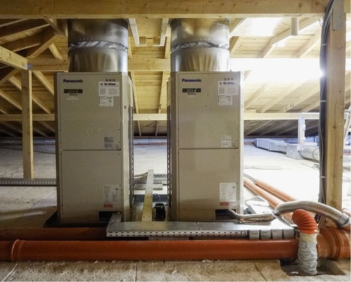 Eine Alternative zur Montage auf einem Flachdach ist die Installation auf dem Dachboden mit zusätzlichen Luftkanälen und Dachdurchdringungen.