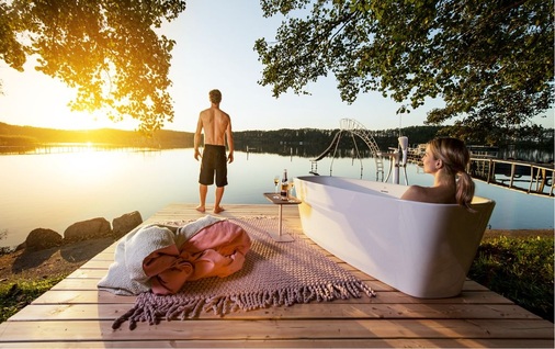 Unter dem Motto „Freibad“ zeigt Pop-up-my-bathroom, dass das moderne Bad vor allem eins ermöglicht: Freiräume, die man und frau genießen kann! Zu jeder Zeit, in jedem Alter, an jedem Platz — warum nicht auch an einem See in Brandenburg.