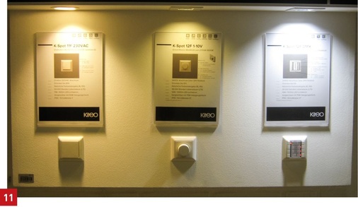 Präsentationswand der Firma Kiteo mit den Möglichkeiten, einfach nur Lichtquellen ein- und auszuschalten (linkes Feld). Im mittleren Feld kann man mit der 0—10V-Steuerung die Farbtemperatur der LED-Lichtquellen ändern. Mit dem rechten Tastenfeld (DMX-Steuerung) kann man sowohl weißes Licht, als auch farbiges Licht steuern, dimmen und Sequenzen programmieren.