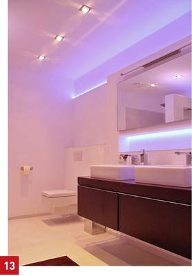 Farbige Beleuchtung des Bade­zimmers mit dem RGB-LEDBand in der Nische unter dem ­Spiegel und in der Voute hinter dem Spiegel. - © Licht-Kraus

