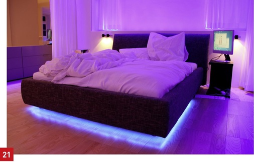 Living Place — Blick ins Schlafzimmer mit LED-Beleuchtung.