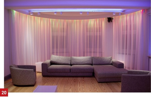 Living Place — Blick in den Wohnbereich mit LED-Beleuchtung. - © Living Place
