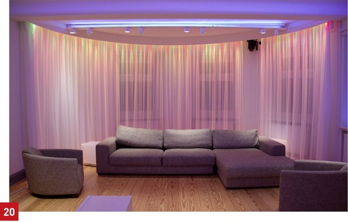 Living Place — Blick in den Wohnbereich mit LED-Beleuchtung.