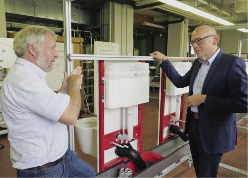 Diskussion unter Spezialisten: Prof. Dr. Hans Messer­schmidt (l.) und „Spülkastenexperte“ Martin Krabbe, Leiter Technik und Produkt­management bei Tece in Emsdetten. An­sonsten war das Labor an der Hochschule für Industrie­vertreter bisher tabu.