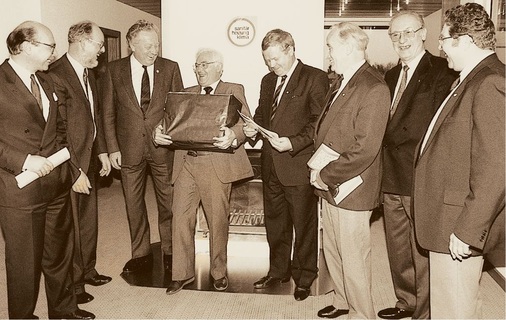 Aufbruchstimmung: 1989 reiste kurz vor Weihnachten die erste Delegation freier DDR-Handwerksunternehmer zum ersten Meinungsaustausch zum Zentralverband Sanitär Heizung Klima (v.l.) Michael von Bock und Polach, SBZ-Redakteur Erich Werner Streidt, Heinz Rautenberg, Manfred Poetschmer, Bruno Schliefke, Paul-Jürgen Mahncke, Ludwig Ruckelshausen und Heinz Bohnstädt.