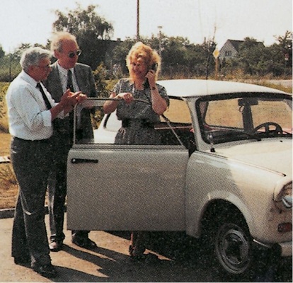 Abenteuerliche Zeiten: Zur Kontaktaufnahme der ZVSHK-Außenstelle Potsdam mit der Zentrale in St. Augustin musste Büroleiterin Silke Wötzel mit ihrem Trabbi aufs Land fahren und ein Mobiltelefon im XXL-Format nutzen.