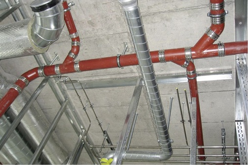 Typische Bausituation einer Haus­entwässerung als Gussrohrinstal­lation. - © Düker

