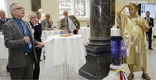 Wolfgang Friedrich (l.) bei der Auflösung des Gewinnspiels: Es galt die Zahl der blauen Wärmekissen und deren Energiemenge zu schätzen.