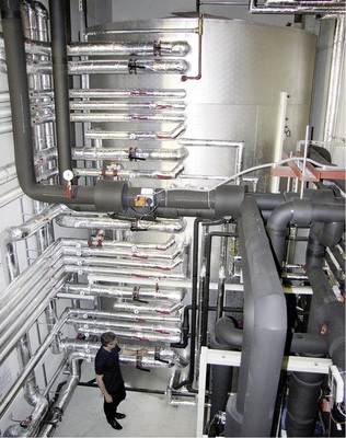 Die komplett verrohrte Energiezentrale für Produktion und Verwaltung bei Forstner wird über Solarthermie und eine 200-kW-Sole/Wasser-Wärmepumpe versorgt.