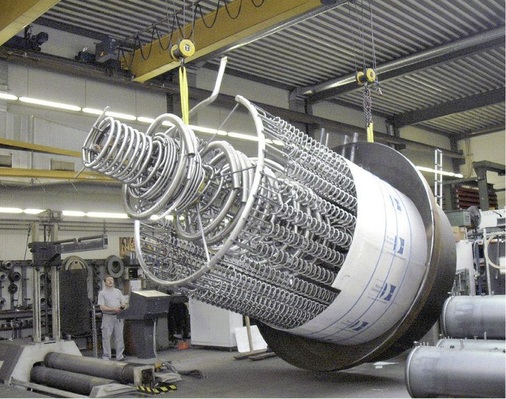 Herstellung der Energiezentrale mit 49750 l für den Eigenbedarf bei Forstner. Außen sind die Edelstahlwendeln für die direkte Kondensation angeordnet.