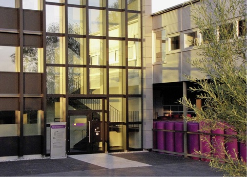 Eingangsbereich des Neubaus von Forstner Speichertechnik, bei dem 2013 zusätzliche 4370 m2 Produktions- und Bürofläche ­entstanden.