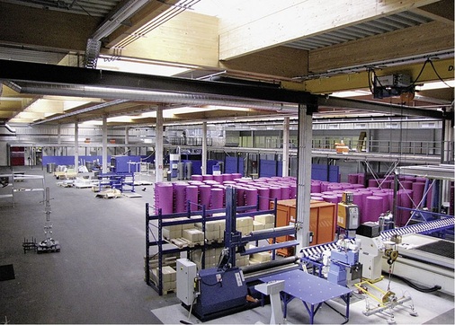 Die neue Halle wird über eine Fußbodentemperierung geheizt und gekühlt, was bei gewerblich genutzten Hallen meist sehr günstige Energiekosten zur Folge hat.