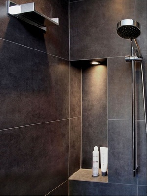 Nischen im Rohbau größer anfertigen — dann passt es später auch mit dem Fliesenraster.