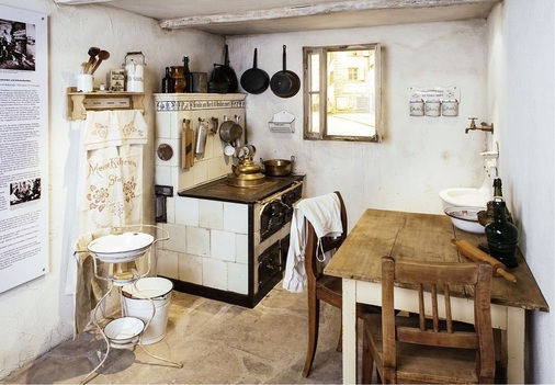 Als Küche und Bad noch keine getrennten Räumlichkeiten waren: Wohnküche aus den 1910er-Jahren. - © Hans Grohe Museum
