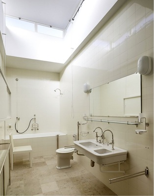 Bauhaus im Bad: Die Villa Tugendhat im tschechischen Brünn wurde 1929/30 nach den Plänen des Architekten Mies van der Rohe errichtet — und ist auch im Badezimmer von Funktionalität und ­einer ­puristischen Form­sprache geprägt.