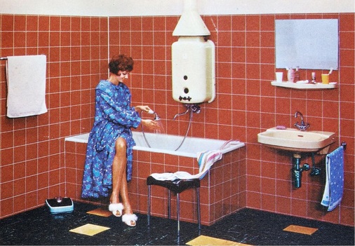 Nasszelle der 1960er-Jahre mit überkragendem Wannenrand. Perfekte Materialübergänge sehen anders aus.