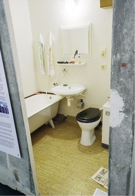 Kein Bad auf Maß, sondern ein Raum voller Sanitärobjekte: In den 1970erJahren war Integration in die Badarchitektur noch kein Thema.