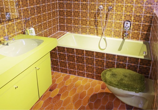 Um die Lücke zwischen industriell seriengefertigter Wanne und Wand zu schließen, kamen in diesem Bad aus den 1970er-Jahren bei der Badewannen-Installation Bordüren zum Einsatz.