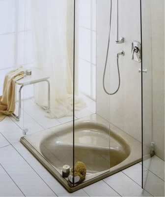 Sitzwanne aus dem Jahre 1984: ein Beispiel für organisches Design, das heute im Bad gleichberechtigt neben ­puristischem und Retro-Design existiert. - © Bette
