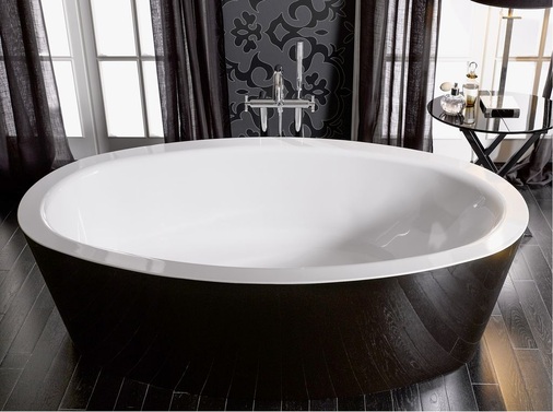 Bei der freistehenden Badewanne mit einer zweifarbigen Emaillierung visualisiert ­BetteBicolour die Fugenlosigkeit freistehender Wannen aus Stahl-Email.