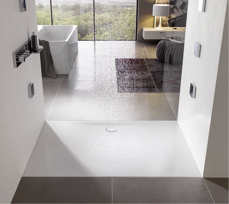 Moderne Spaltmaße im Bad: Die Duschwannen, hier die BetteFloor Side XXL, integrieren sich nahtlos in die architektonische Umgebung.