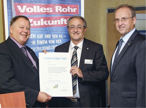 Günter Hanninger, Referatsleiter Recht und Bildung, wurde mit der Silbernen Ehrennadel des Fachverbandes ausgezeichnet. Erste Gratulanten sind FV-Vorsitzender ­Joachim Butz (l.) und Hauptgeschäftsführer Dr. Hans-Balthas Klein (r.).