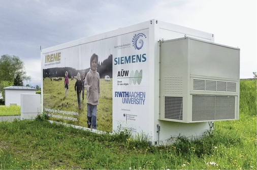 Ab 40 % Anteil erneuerbarer Energien müssen Langzeitspeicher in das Stromnetz integriert werden. Im Bild: Stromspeicher in der Energieeffizienzgemeinde Wildpoldsried.