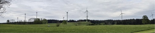 Insgesamt neun Windenergieanlagen hat die Gemeinde Wildpoldsried im Rahmen ihres Energie- und Effizienzkonzepts in die Landschaft gebaut. - © Margot Dertinger-Schmid

