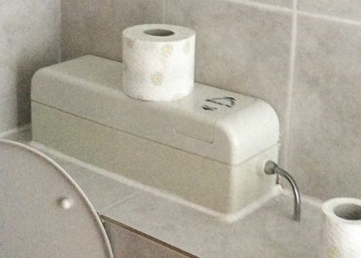 
Den Spülkasten hat der Fliesenleger doch sauber integriert!
