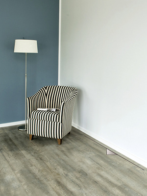 
Mit der bodenbündigen Design-Blende Pluggline fällt der Luftdurchlass kaum noch auf. 
