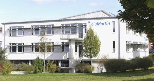 
Das Betriebsgebäude wurde 2003 in Passivhausbauweise erstellt. Da die Lüftung nicht optimal arbeitete, ergab sich daraus ein umfangreiches Experimentierfeld.
