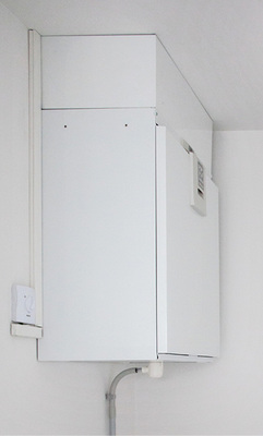 



Die Luftverteilung verschwindet hinter Blenden und abgehängten Decken. Für die Kondensatableitung ist der Hauswirtschaftsraum auch schon eingerichtet. 
