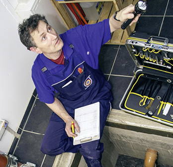 
Gehört mit zum Entwässerungs-Check: Prüfen, ob die Hebeanlage tatsächlich über die für das Gebäude definierte Rückstauebene hinweg entwässert. 
